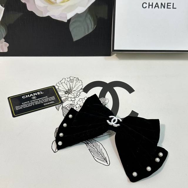 特 配专柜包装 Chanel 香奈儿 最新蝴蝶结中古五金丝绒发夹# 信我 人手必备的单品 这件必须买 洋气神仙颜值 小仙女要收了它 谁戴谁好看